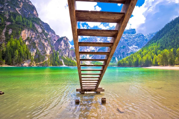 Lago di Braies turquoise water and Dolomites Alps view — Stock Photo, Image