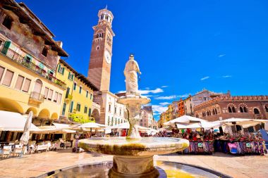 Piazza delle erbe Verona Sokağı ve piyasa görünümü 