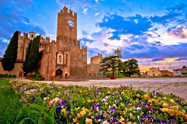 Villafranca di Verona park ve Simgesel Yapı görünümü