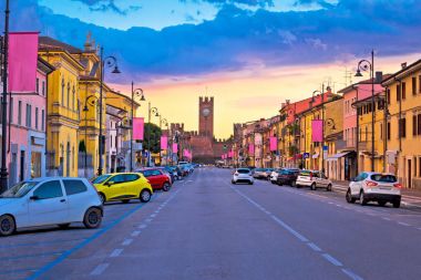 Villafranca di Verona Sokağı ve Simgesel gün batımı görünümü