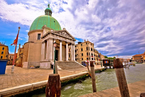 A velencei Canal Grande és a San Simeone Piccolo templom megtekintése — Stock Fotó
