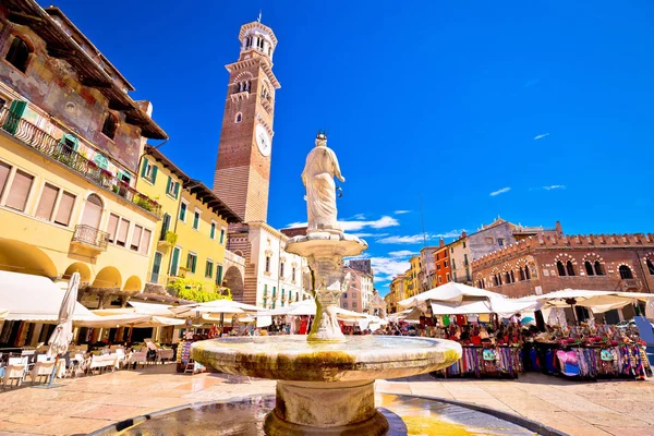 Piazza delle erbe in Verona straat- en markt — Stockfoto