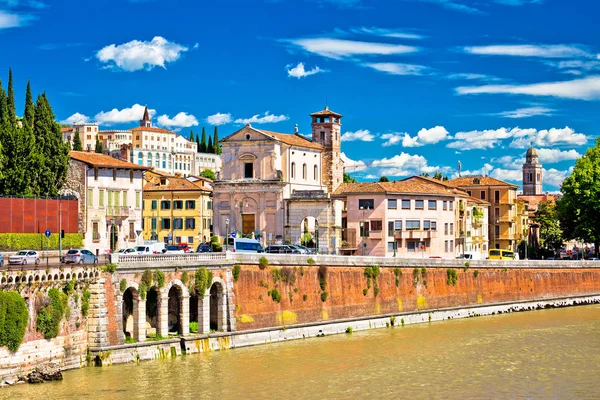 Stad van Verona-Tirol rivierfront weergave — Stockfoto