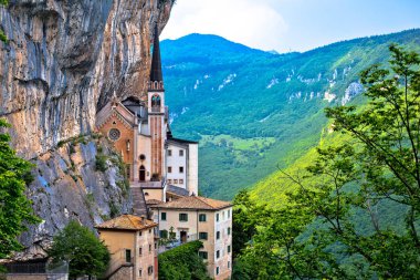 Madonna della Corona kilise kaya