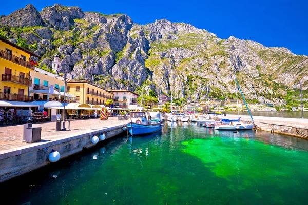 Limone sul Garda vista frente al mar turquesa — Foto de Stock