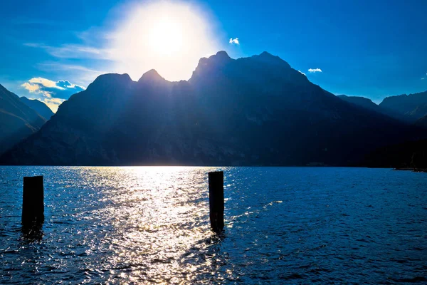 Lago di Garda w widokiem na zachód słońca — Zdjęcie stockowe