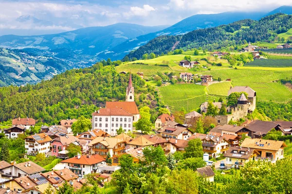 Idyllic alpine village of Gudon architecture and landscape view — Stock Photo, Image