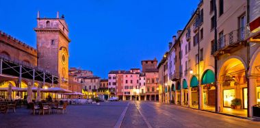 Mantova şehir Piazza delle Erbe akşam görünümü panorama