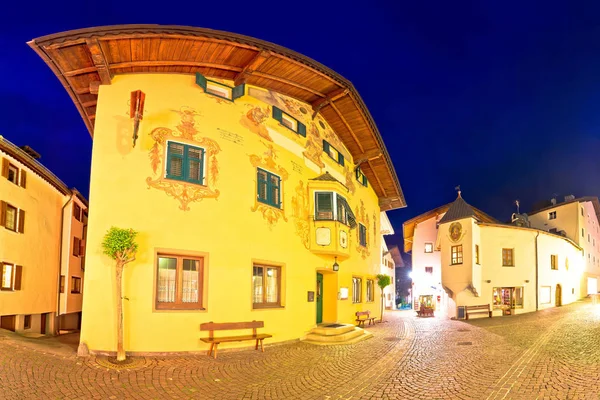 Ciudad de Kastelruth (Castelrotto) calle vista de la noche — Foto de Stock