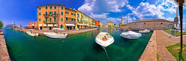 Lazise kleurrijke haven en boten panoramisch uitzicht — Stockfoto