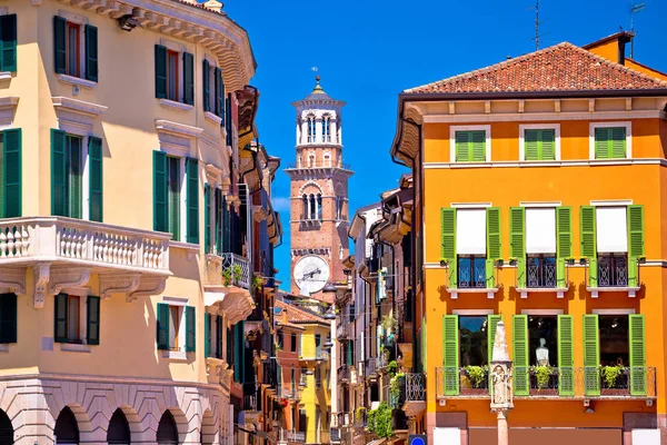 Verona färgglada street och Lamberti tornutsikt — Stockfoto