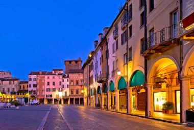 Mantova şehir Piazza delle Erbe akşam görünümü panorama