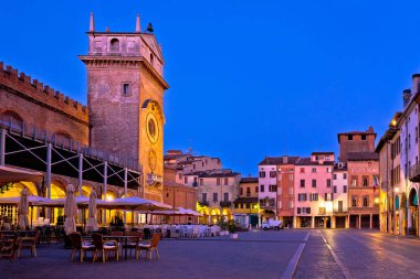 Mantova şehir Piazza delle Erbe akşam görünümü panorama