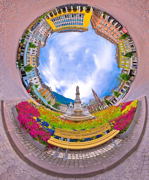 Bolzano huvudsakliga torget planet perspektiv panorama — Stockfoto