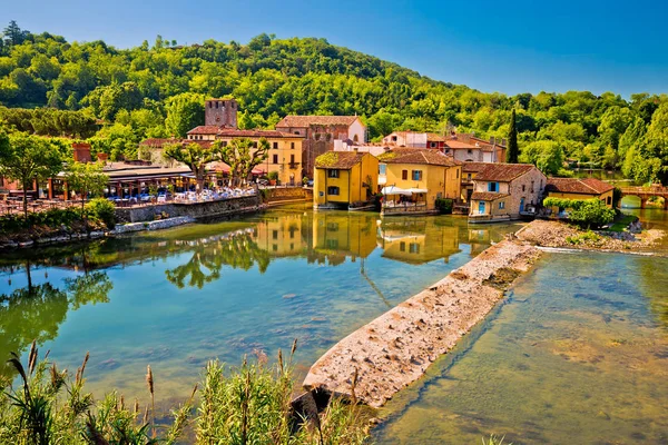 Mincio Fluss und idyllisches Dorf von borghetto Blick — Stockfoto