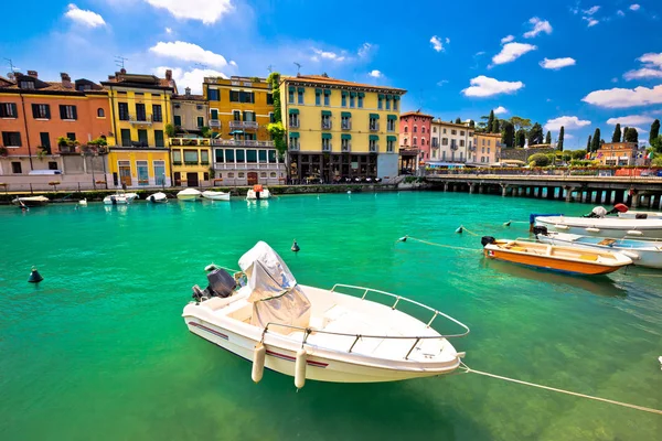 Peschiera del Garda färgglada hamnen och båtarna Visa — Stockfoto