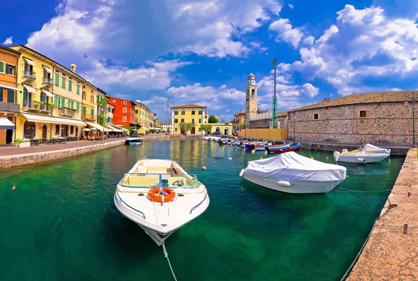 Lazise színes kikötő hajók panorámás kilátással — Stock Fotó