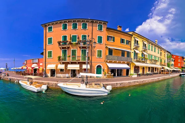 Lazise színes kikötő hajók panorámás kilátással — Stock Fotó