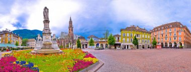 Bolzano ana kare Waltherplatz panoramik görünüm