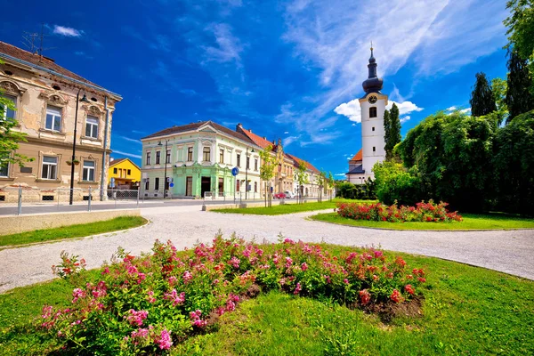 Oude straat van de stad van de provincie Koprivnica en uitzicht op het park — Stockfoto