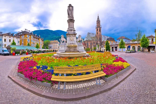 Bolzano huvudsakliga torget Waltherplatz panoramautsikt — Stockfoto