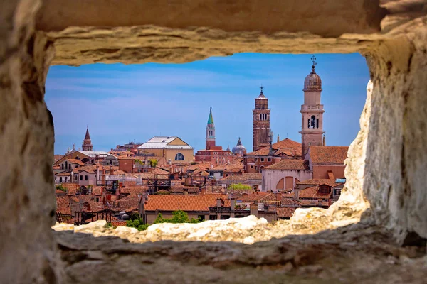 Βενετία πύργους και στέγες δείτε μέσα από πέτρινα παράθυρο — Φωτογραφία Αρχείου