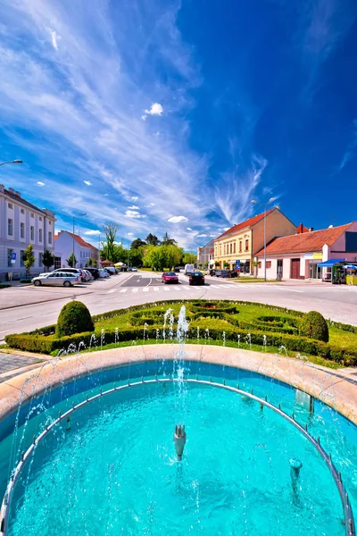 Koprivnica 镇喷泉和主要广场查看 — 图库照片