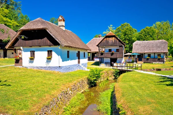 Kumrovec pittoreska byn i Zagorje region i Kroatien — Stockfoto