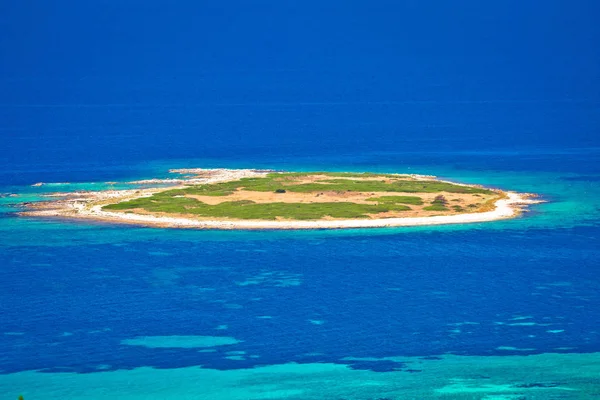 Isla en vista aérea de mar turquesa —  Fotos de Stock