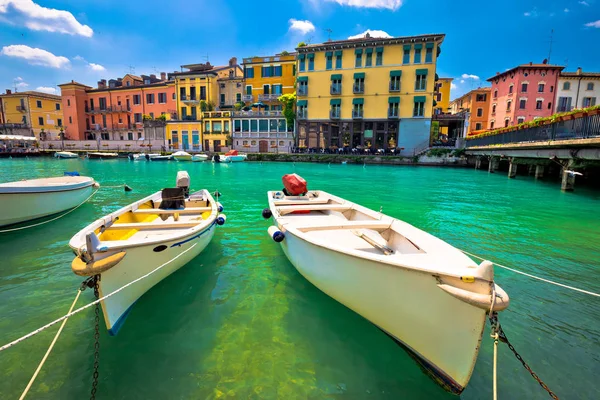 Peschiera del Garda kleurrijke haven en boten bekijken — Stockfoto