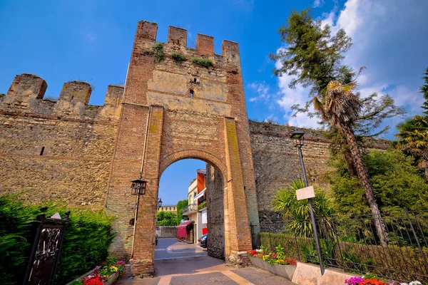 Wejście murów w miejscowości Lazise Zobacz — Zdjęcie stockowe