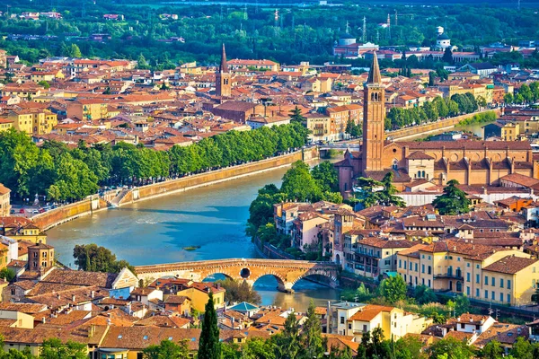 Města nádhernými Verona a Adige letecký pohled na řeku — Stock fotografie