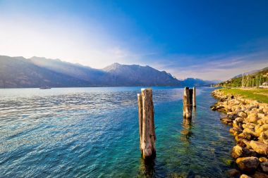 Lago di Garda kıyı şeridi görünümünde Malcesine şehir