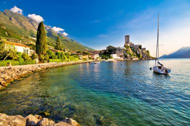 Malcesine şehir Kalesi ve waterfront görünümü