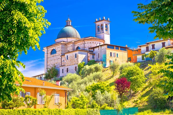 Santa Maria della Neve church på idylliska grön kulle — Stockfoto