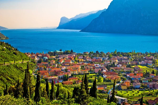 Staden av Torbole och Lago di Garda Visa — Stockfoto