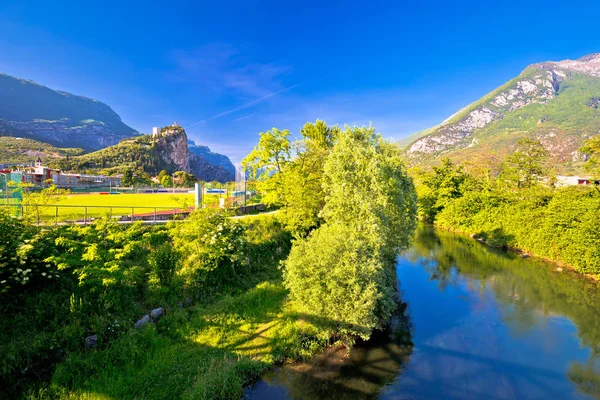 Arco slott på klippan och Sarca floden liggande vy — Stockfoto