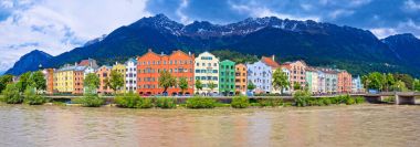 Innsbruck şehir renkli Inn Nehri waterfront panorama