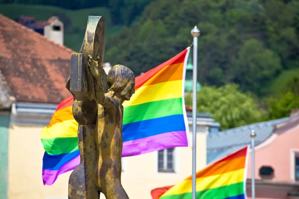 Jesús Cristo crucifixión y gay orgullo banderas ver — Foto de Stock