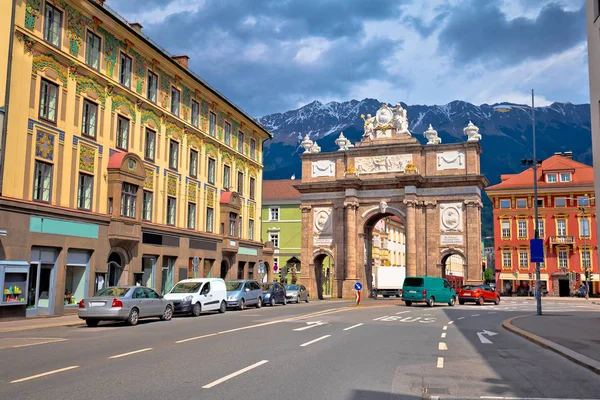 Triumphal arch and Maria Theresa street view in Innsbruck — Stock Photo, Image