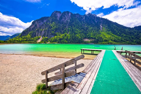 Lac d'Achen vue sur l'eau turquoise et les Alpes — Photo