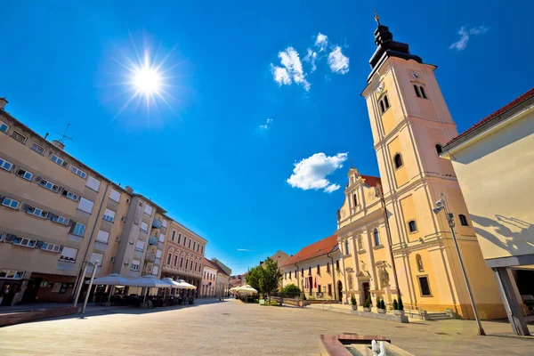 Zobrazit město Čakovec hlavní náměstí a kostel — Stock fotografie