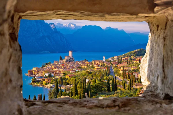 Taş pencereden Malcesine ve Lago di Garda havadan görünümü