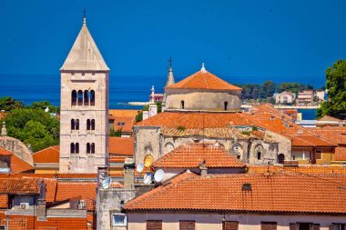 Tarihi Zadar manzarası ve çatıları görüntüleyin