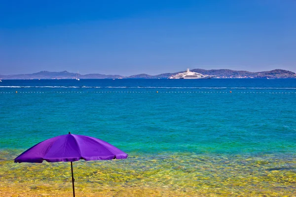 Adriatic beach in Zadar with megayacht background — Stock Photo, Image