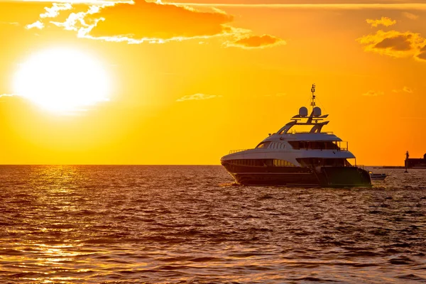 Yate de lujo en mar abierto al atardecer dorado — Foto de Stock