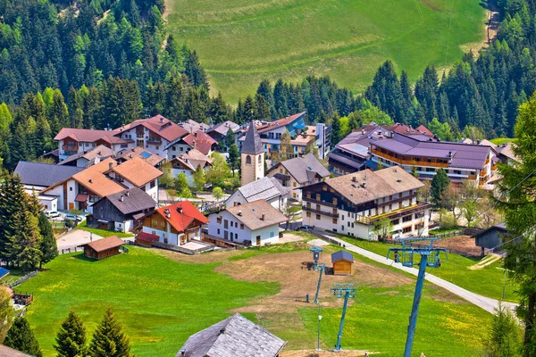 Pueblo alpino de Antermoia en Val Badia — Foto de Stock