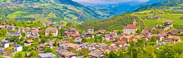 Айдиллическая альпийская деревня Гудон архитектура и ландшафтный панор — стоковое фото