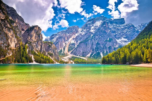 Lago di Braies turkosa vatten och Dolomiterna Alperna Visa — Stockfoto