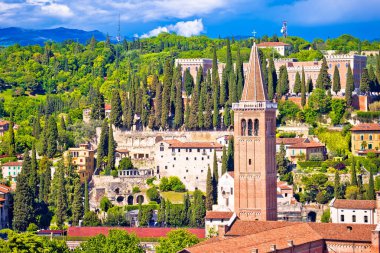 Verona çatıları ve Castel San Pietro görünümü